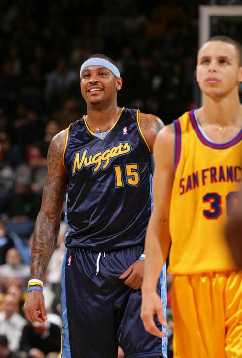 他坐在场边 他坐在场边